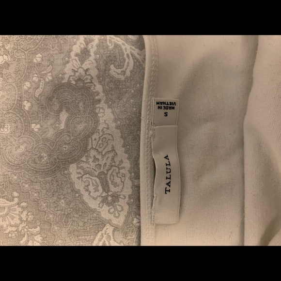 V cut tank top - Picture 2 of 2